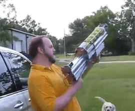 Démonstration en vidéo d'un canon à envoyer des balles de tennis pour son chien.